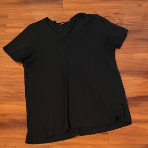 Monrow Classic Black Women's Top Heart on Sleeve Short Sleeve Medium